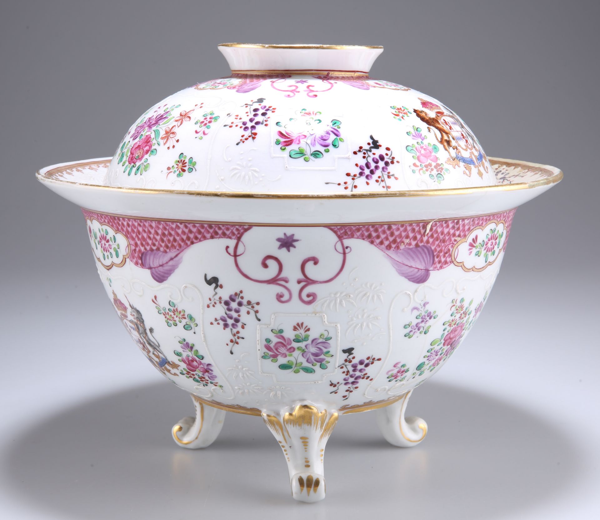 A SAMSON PORCELAIN BOWL AND COVER IN CHINESE EXPORT STYLE