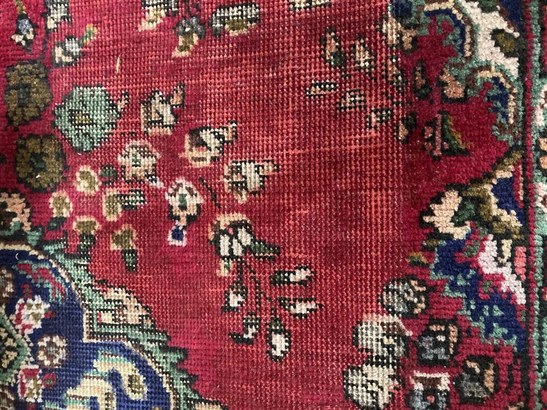 A VINTAGE PERSIAN TABRIZ CARPET - Image 3 of 5