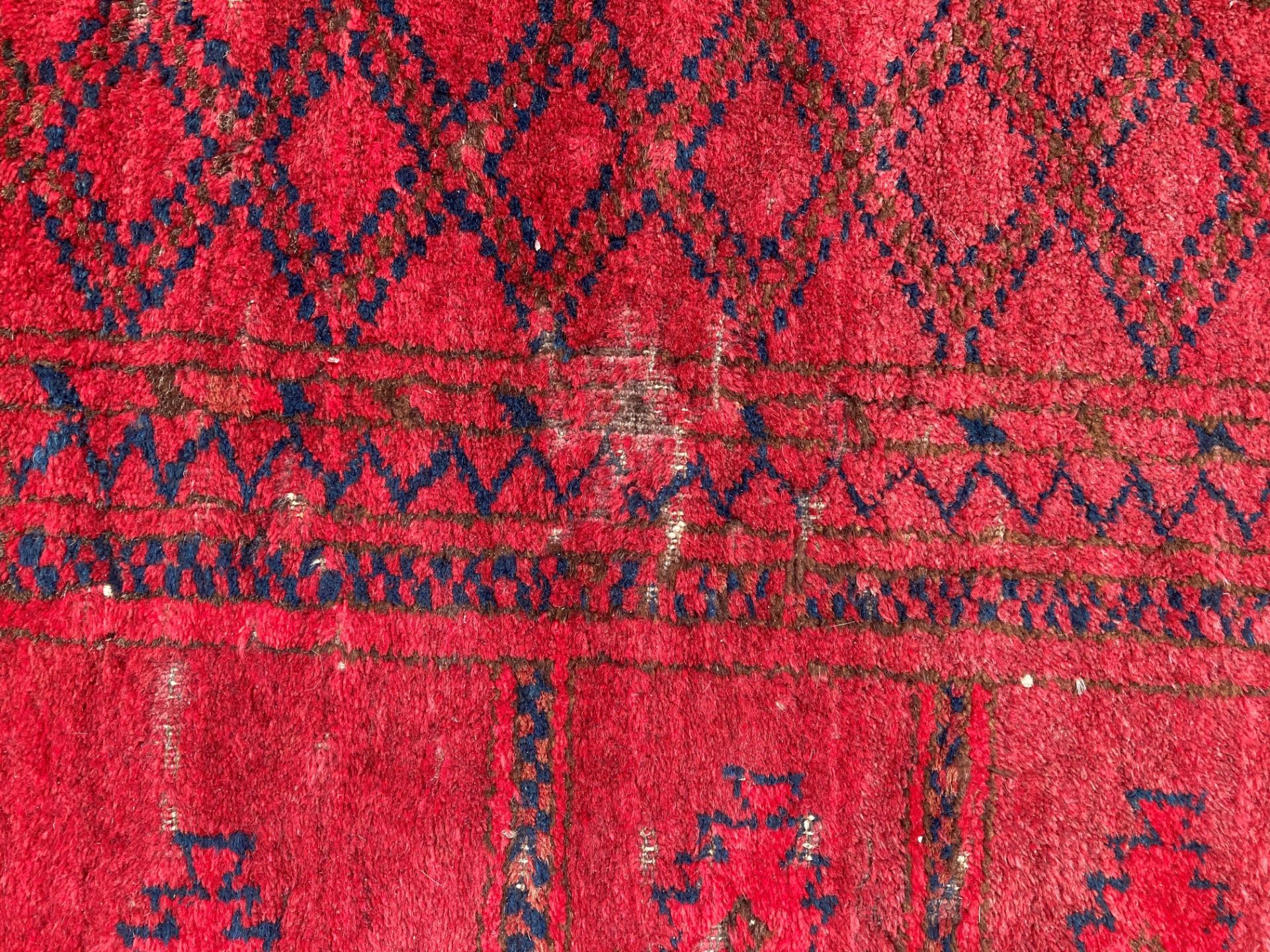 AN AFGHAN RUG - Image 4 of 6