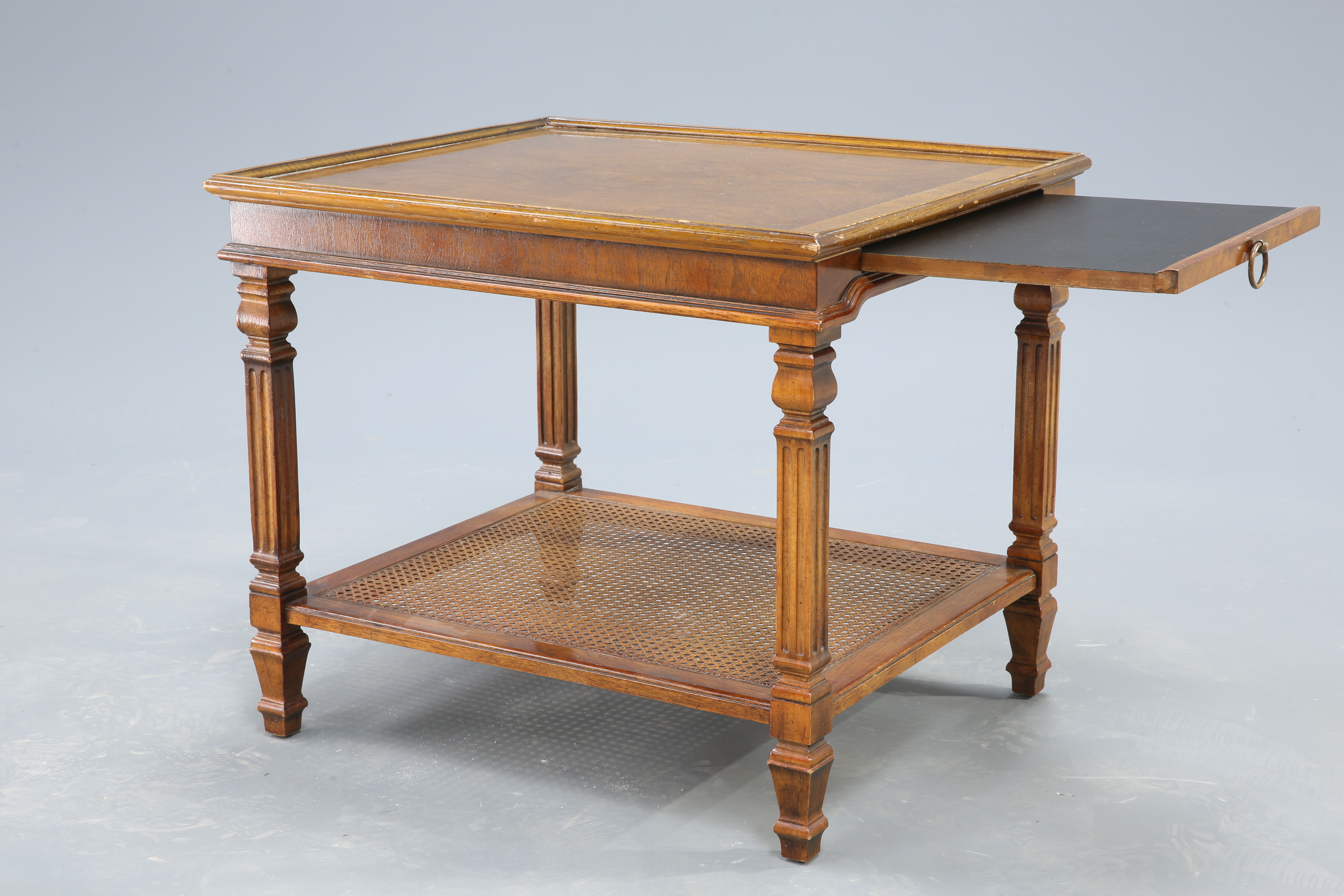 A CONTEMPORARY WALNUT OCCASIONAL TABLE - Image 2 of 2