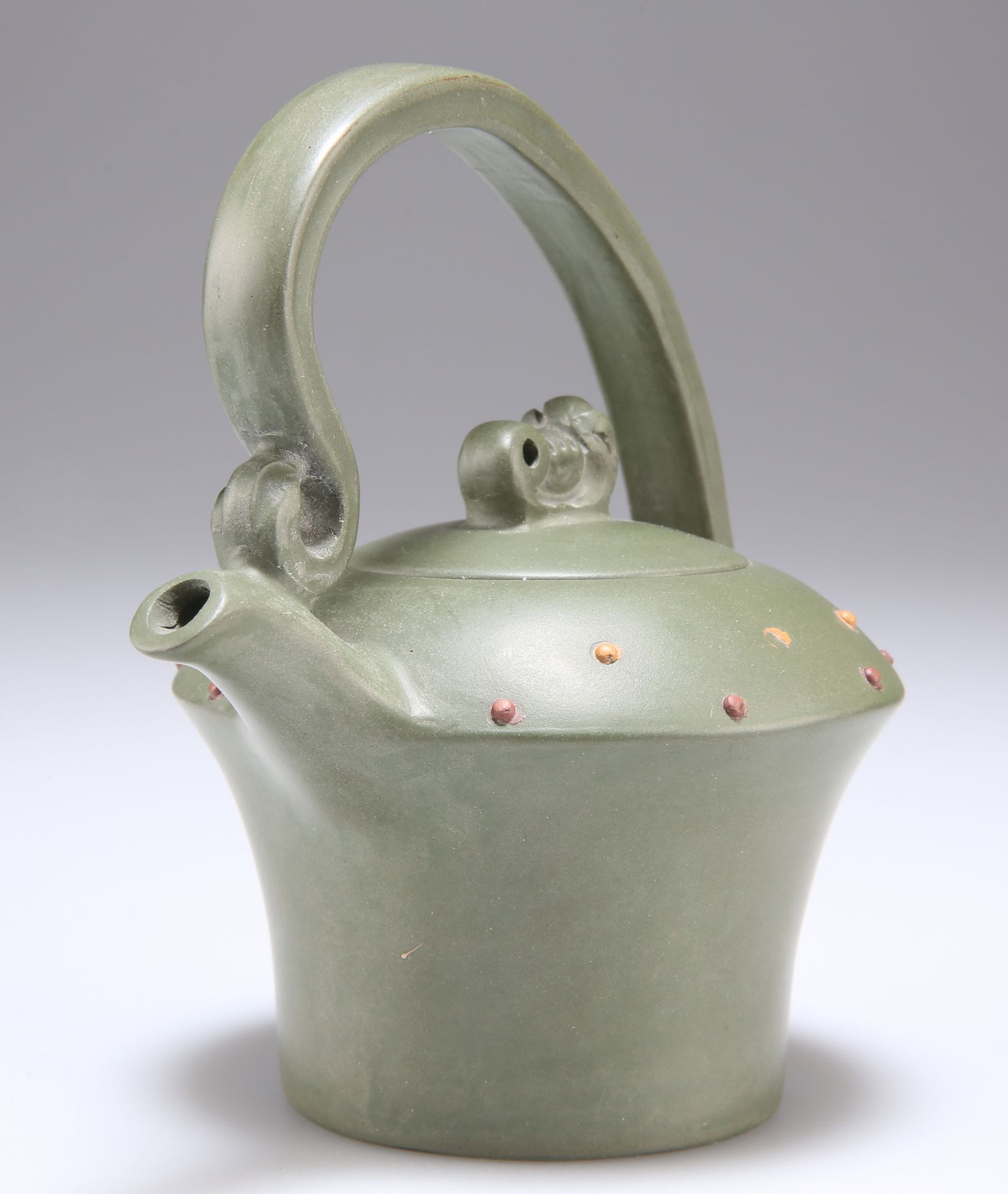 A CHINESE GREEN POTTERY WINE POT AND COVER - Image 2 of 3