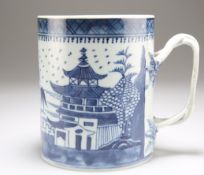 AN 18TH CENTURY CHINESE BLUE AND WHITE PORCELAIN TANKARD