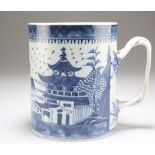 AN 18TH CENTURY CHINESE BLUE AND WHITE PORCELAIN TANKARD