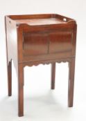 A GEORGE III MAHOGANY TRAY-TOP COMMODE