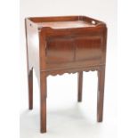 A GEORGE III MAHOGANY TRAY-TOP COMMODE