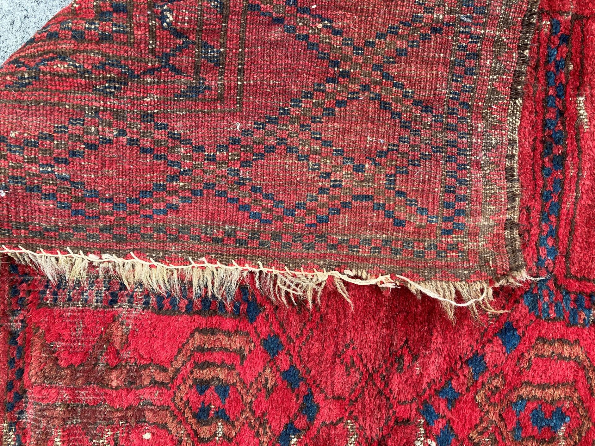 AN AFGHAN RUG - Image 6 of 6