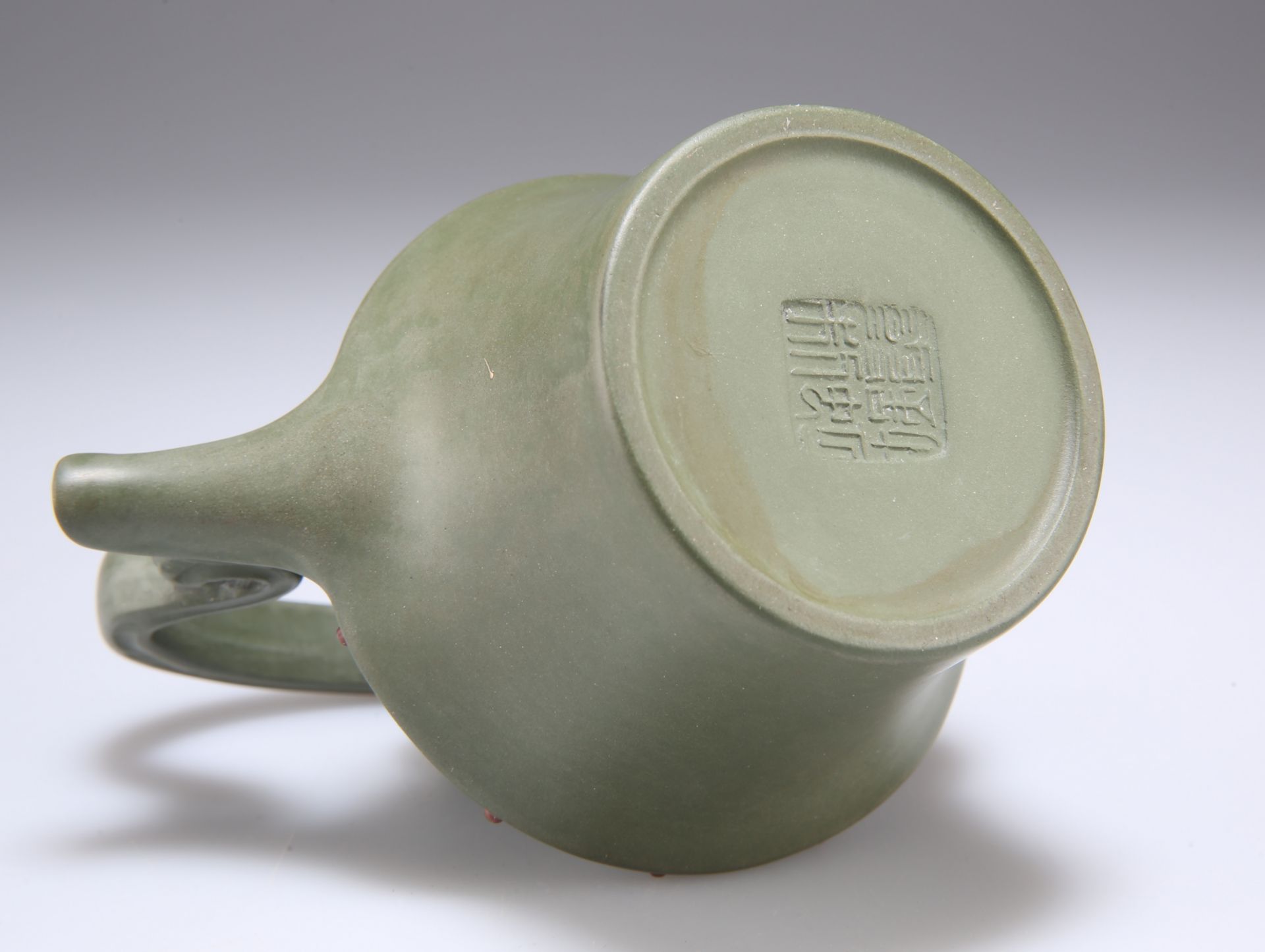 A CHINESE GREEN POTTERY WINE POT AND COVER - Image 3 of 3