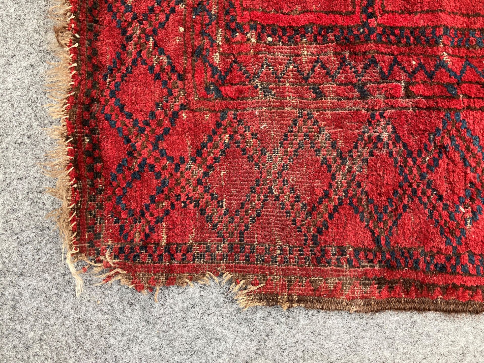 AN AFGHAN RUG - Image 2 of 6