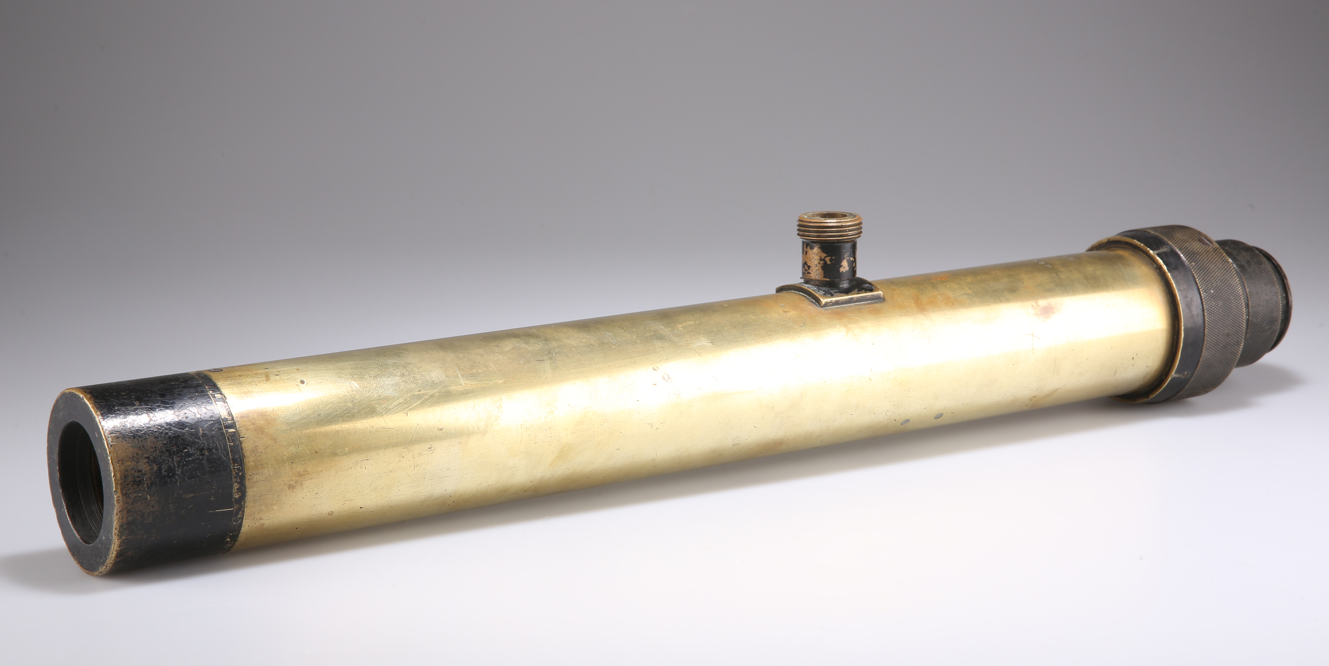EARLY 20TH CENTURY ROSS, LONDON VARIABLE POWER 3 TO 9 VARIABLE POWER BRASS AND BLACK JAPANNED GUNSIG - Image 2 of 4