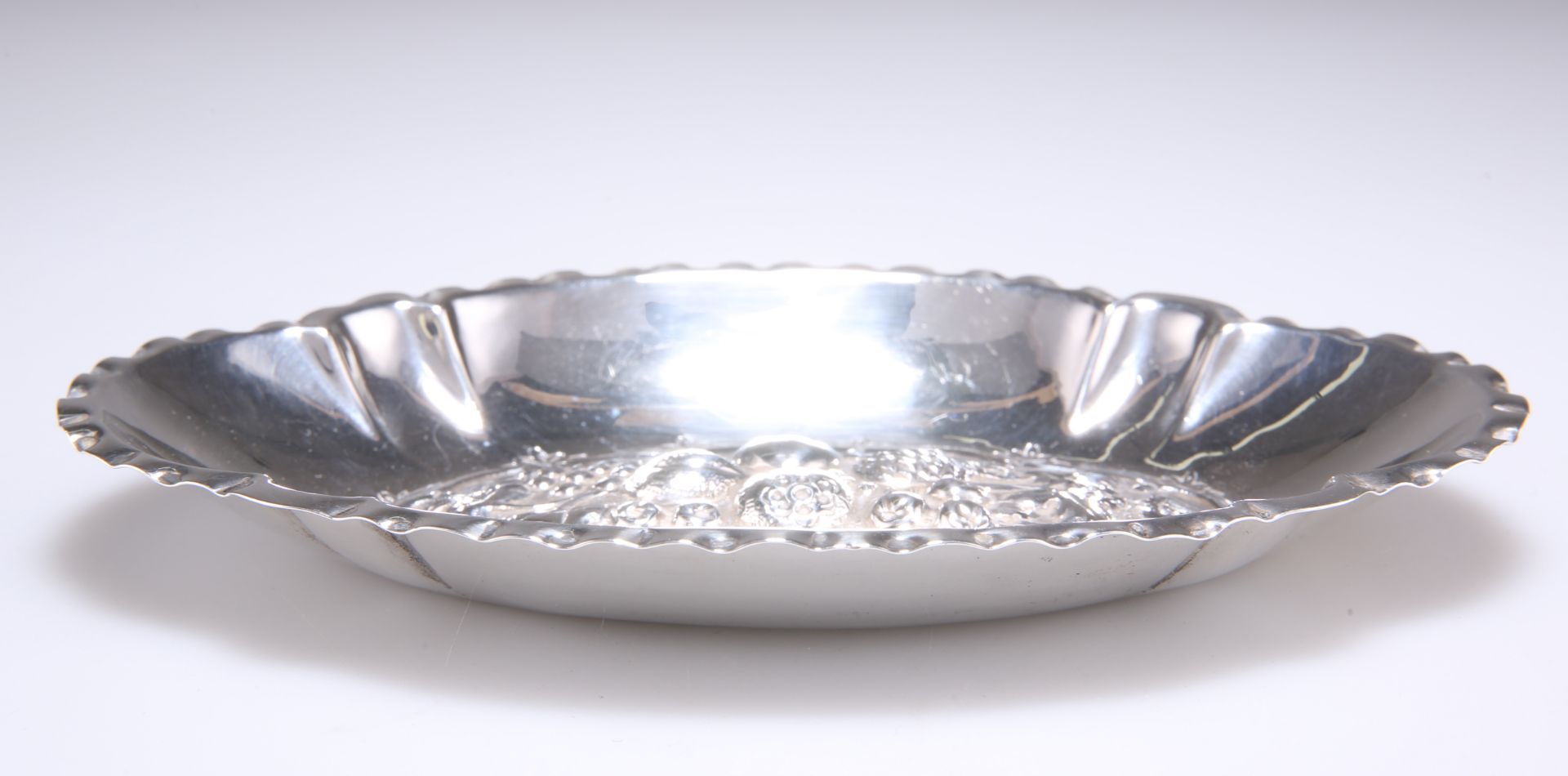 A VICTORIAN SILVER DISH - Image 2 of 3