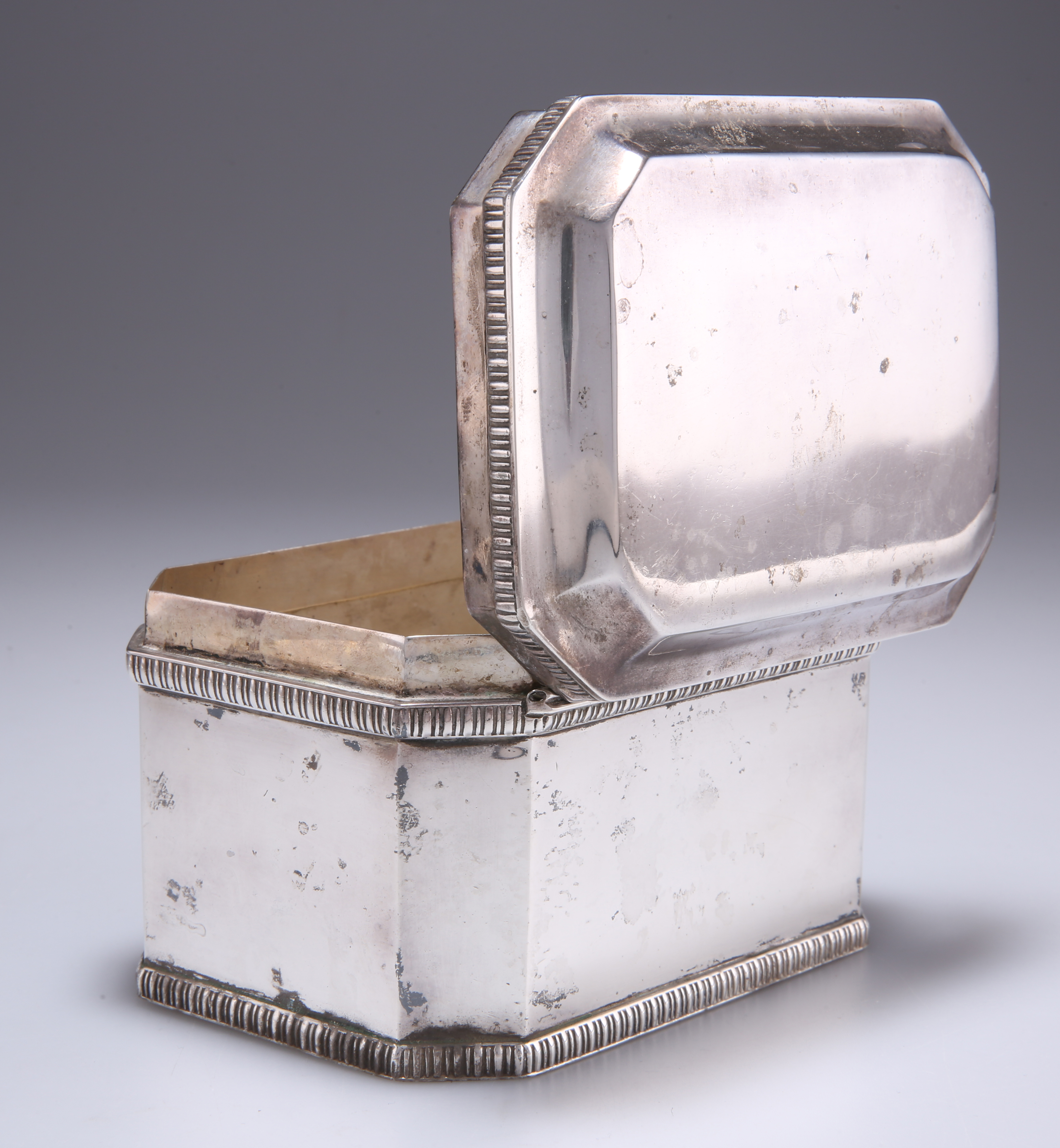 AN EDWARD VIII SILVER BISCUIT BOX - Image 2 of 3