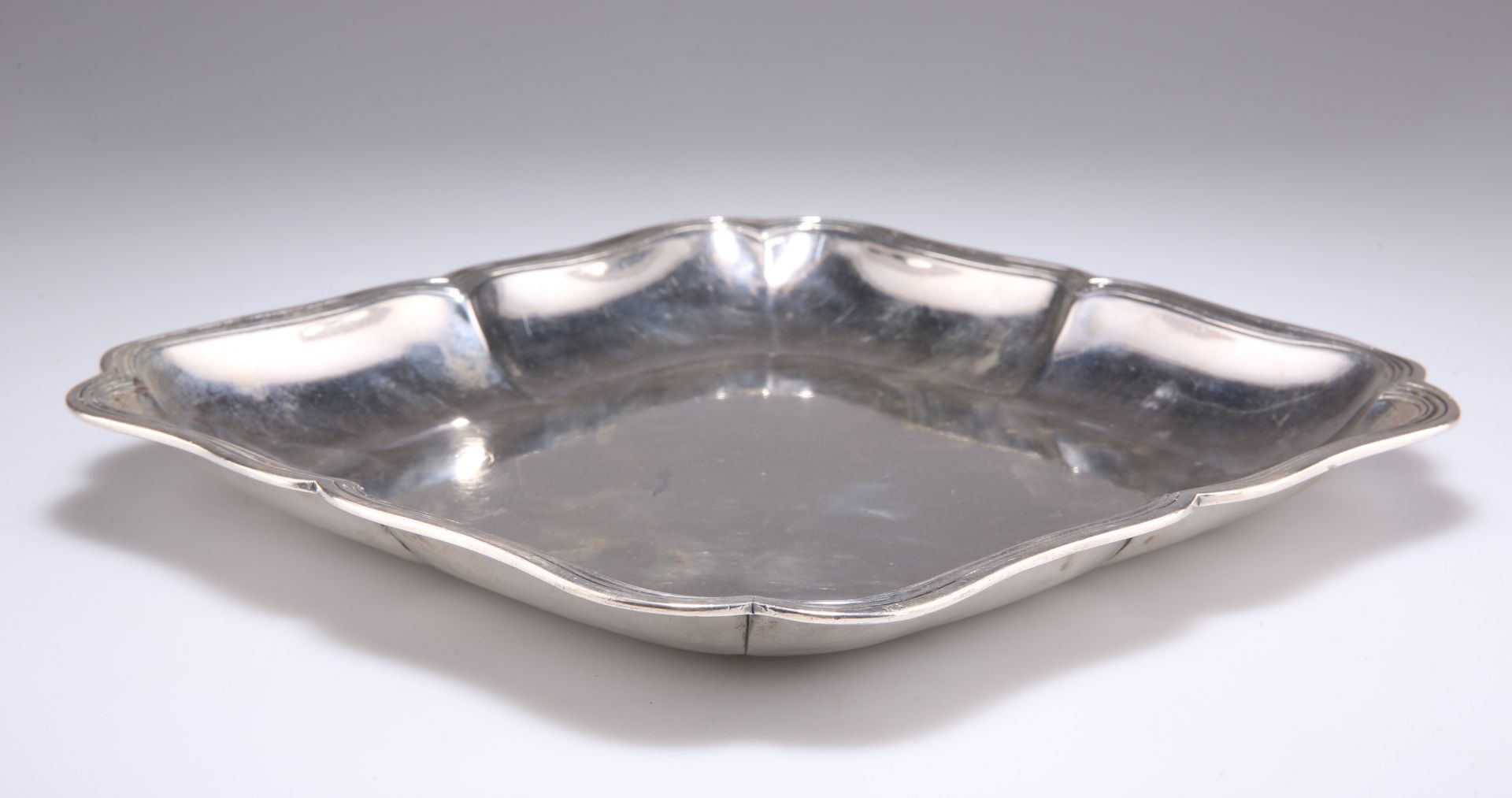 AN 18TH CENTURY CONTINENTAL SILVER DISH - Image 2 of 6