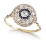 AN EARLY 20TH CENTURY SAPPHIRE AND DIAMOND CLUSTER RING