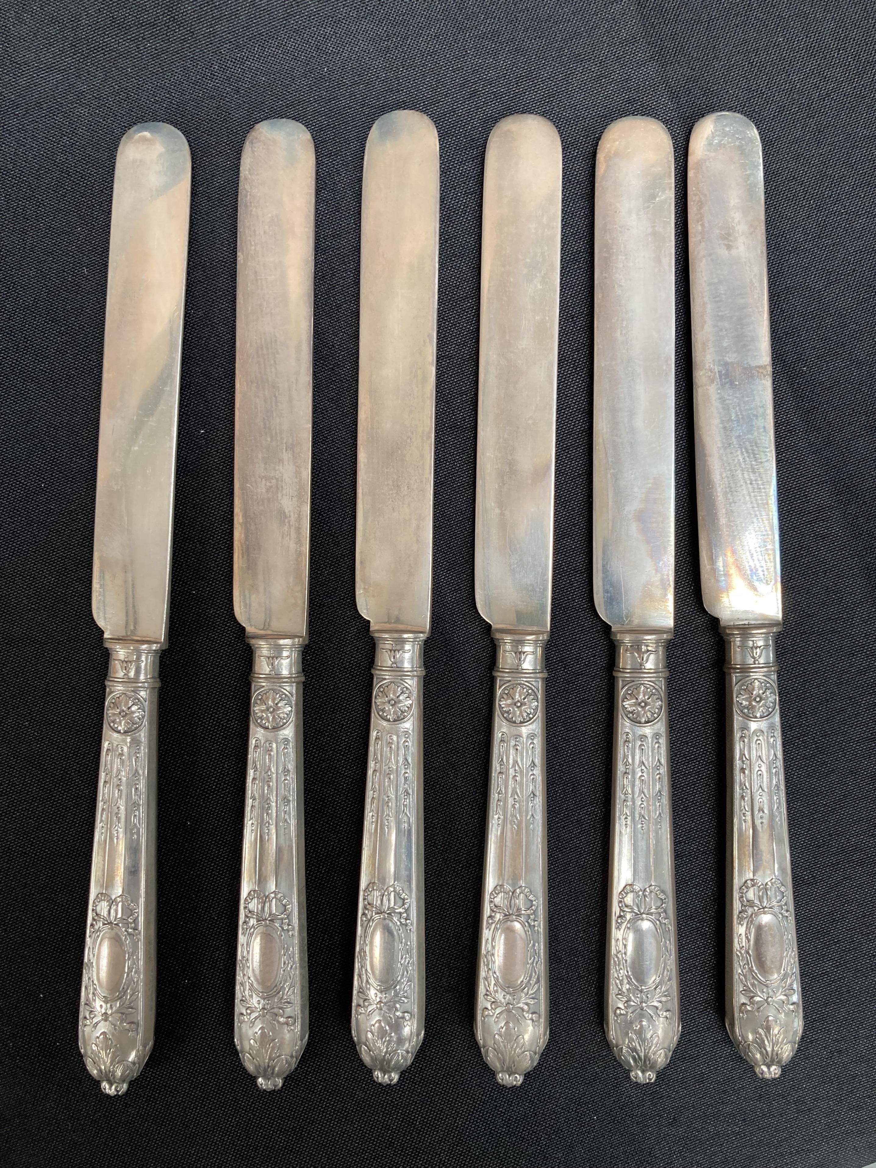 A SET OF SIX FABERGÉ CAST SILVER KNIVES - Image 4 of 4