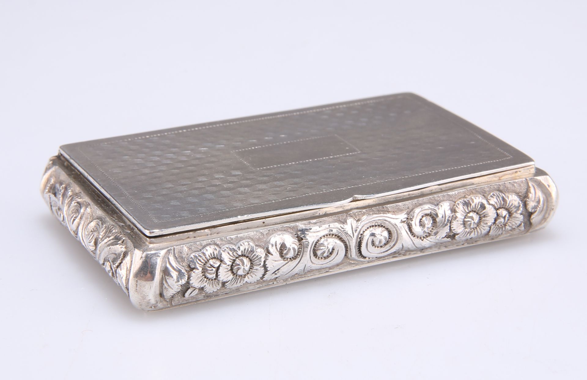 A 19TH CENTURY CHINESE SILVER SNUFF BOX - Image 3 of 3