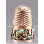 AN EDWARDIAN GOLD AND TURQUOISE THIMBLE