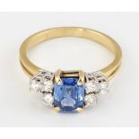 AN 18CT GOLD SAPPHIRE AND DIAMOND RING