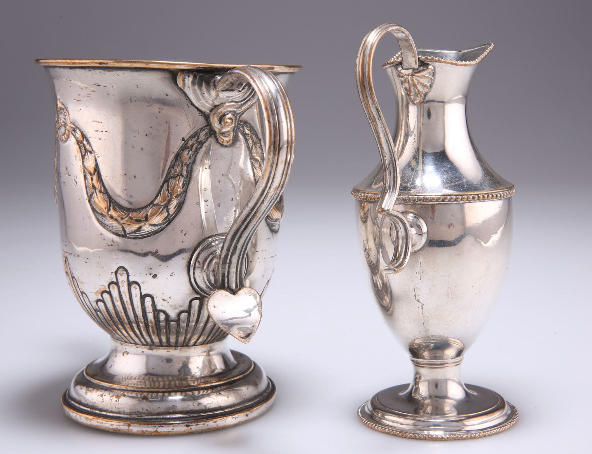 AN OLD SHEFFIELD PLATE TWO-HANDLED CUP, CIRCA 1785 - Bild 2 aus 2