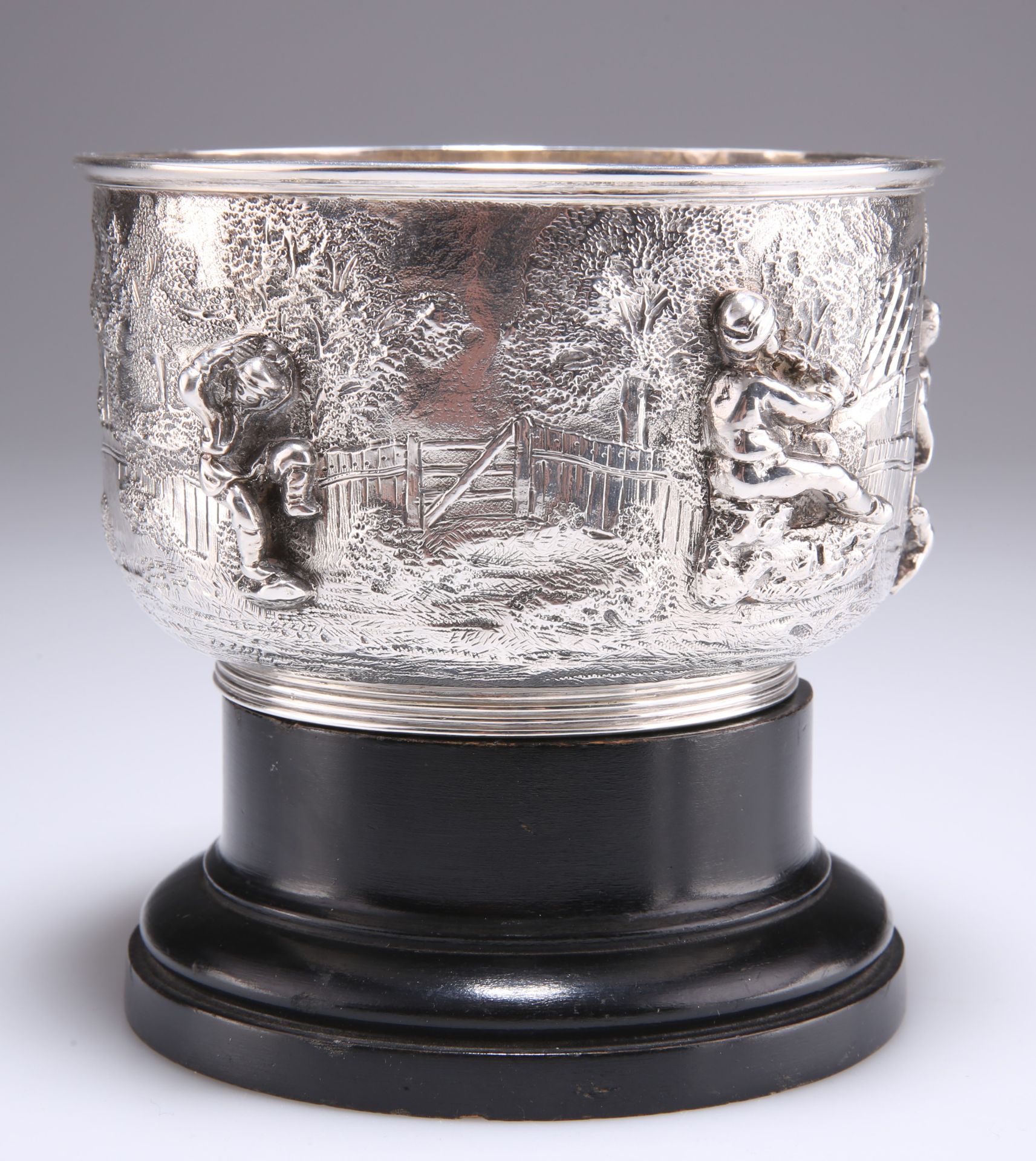 ROYAL INTEREST: A VICTORIAN SILVER ROYAL PRESENTATION BOWL - Image 3 of 5