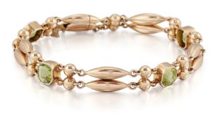 AN EDWARDIAN PERIDOT BRACELET