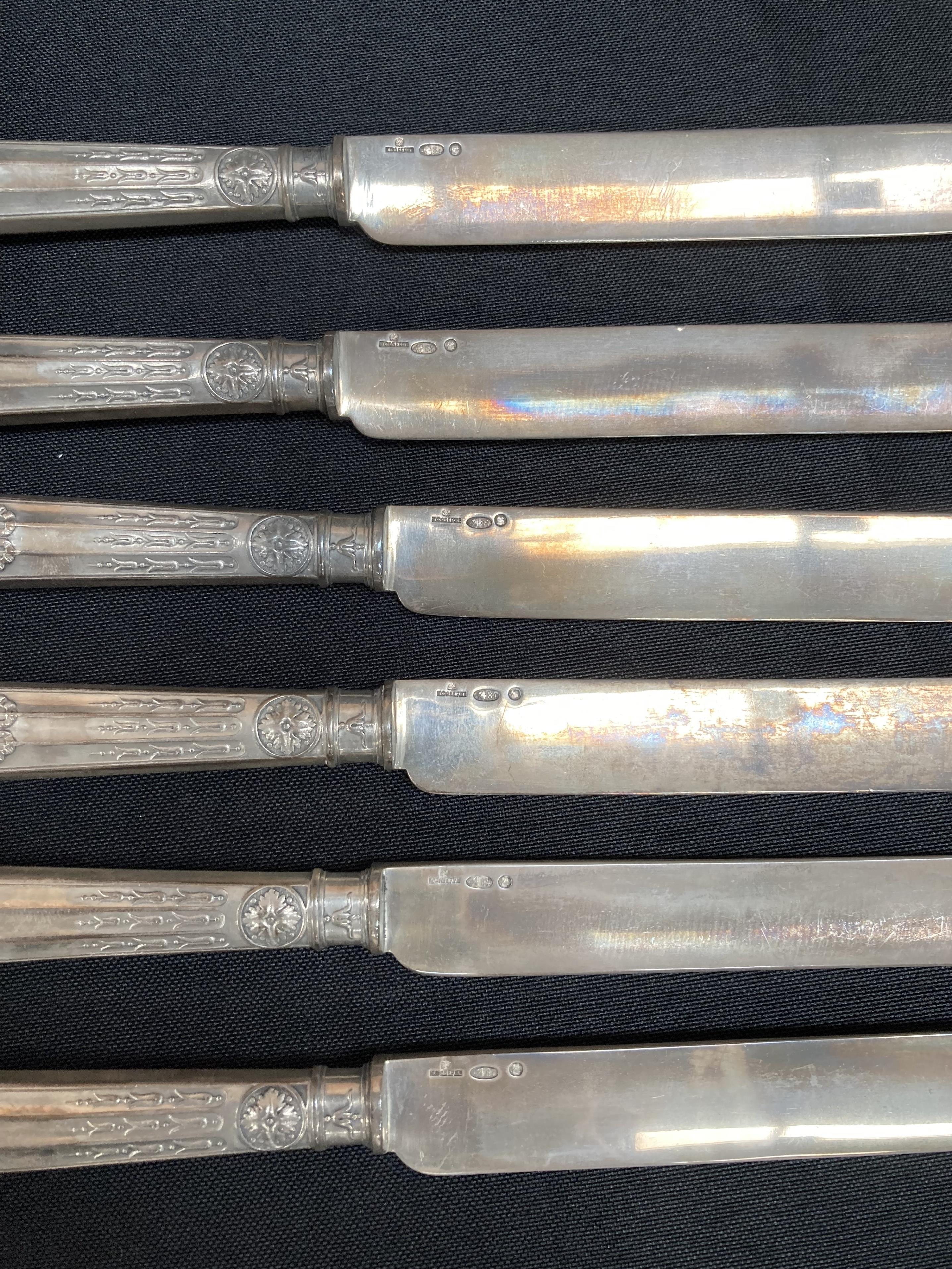 A SET OF SIX FABERGÉ CAST SILVER KNIVES - Image 2 of 4