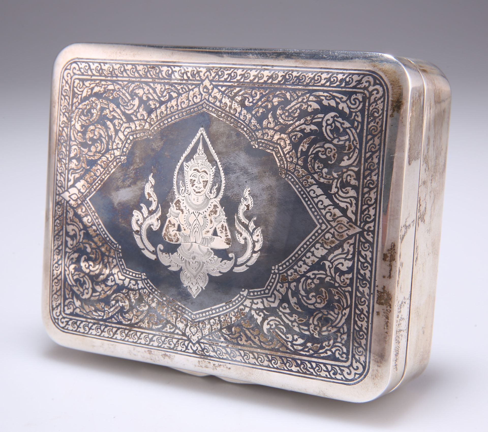 AN EARLY 20TH CENTURY THAI SILVER CIGARETTE BOX - Image 2 of 3