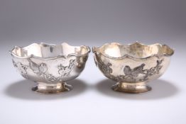 A PAIR OF CHINESE SILVER BOWLS
