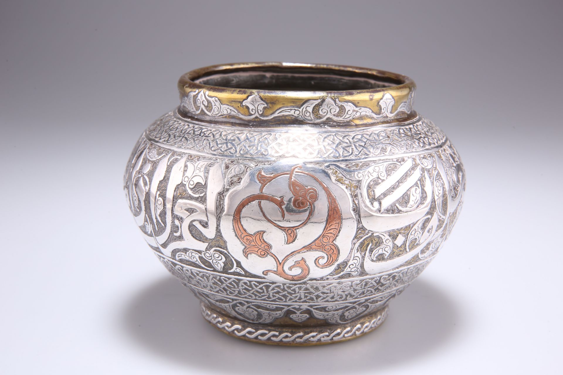 A MAMLUK ENGRAVED BRASS BOWL