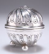 AN EDWARDIAN SILVER THREAD HOLDER