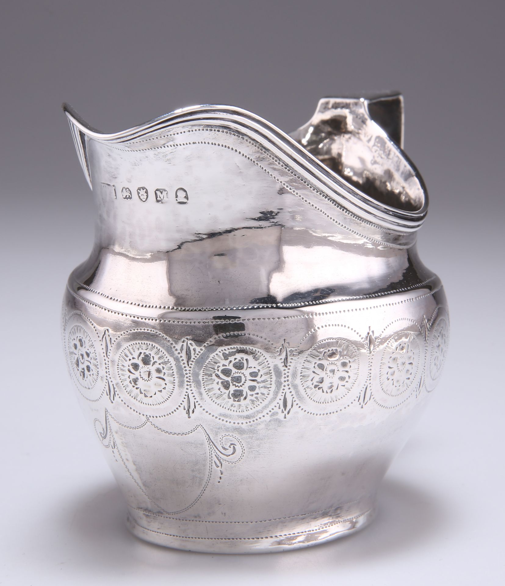 A GEORGE III SILVER CREAM JUG - Bild 3 aus 3