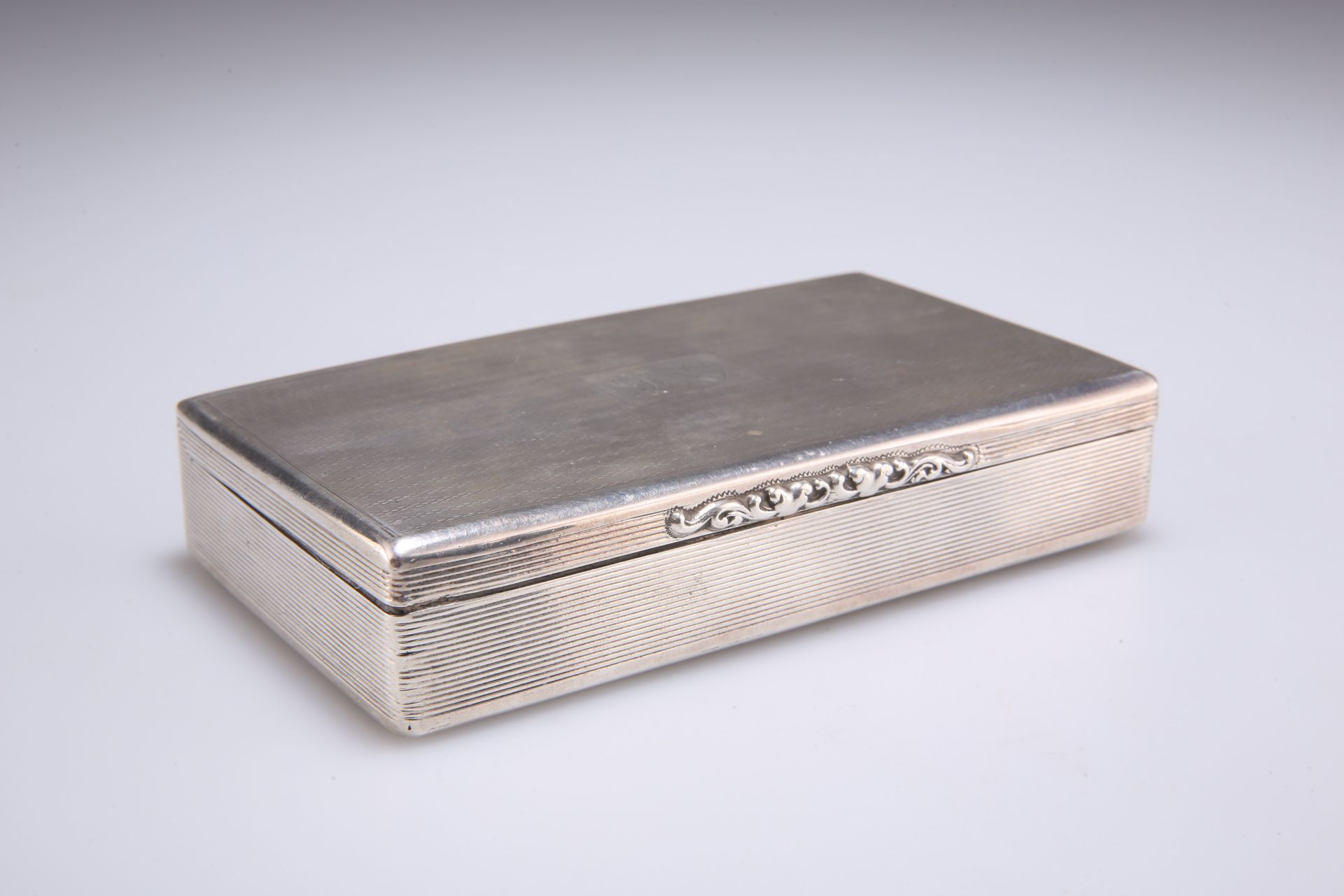 A LARGE VICTORIAN SILVER TABLE SNUFF BOX