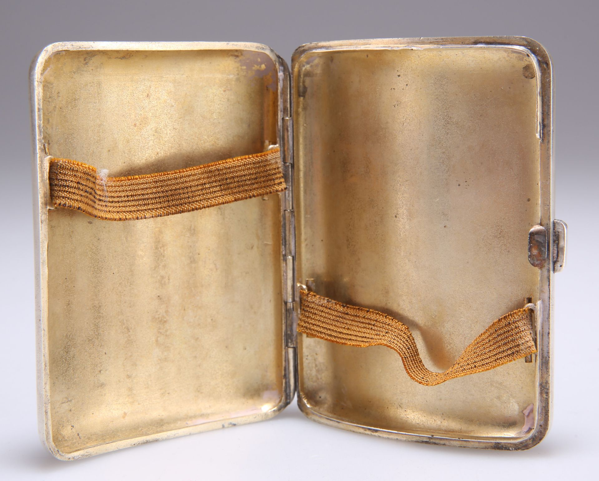 AN EARLY 20TH CENTURY CONTINENTAL SILVER AND ENAMEL CIGARETTE CASE - Bild 3 aus 3