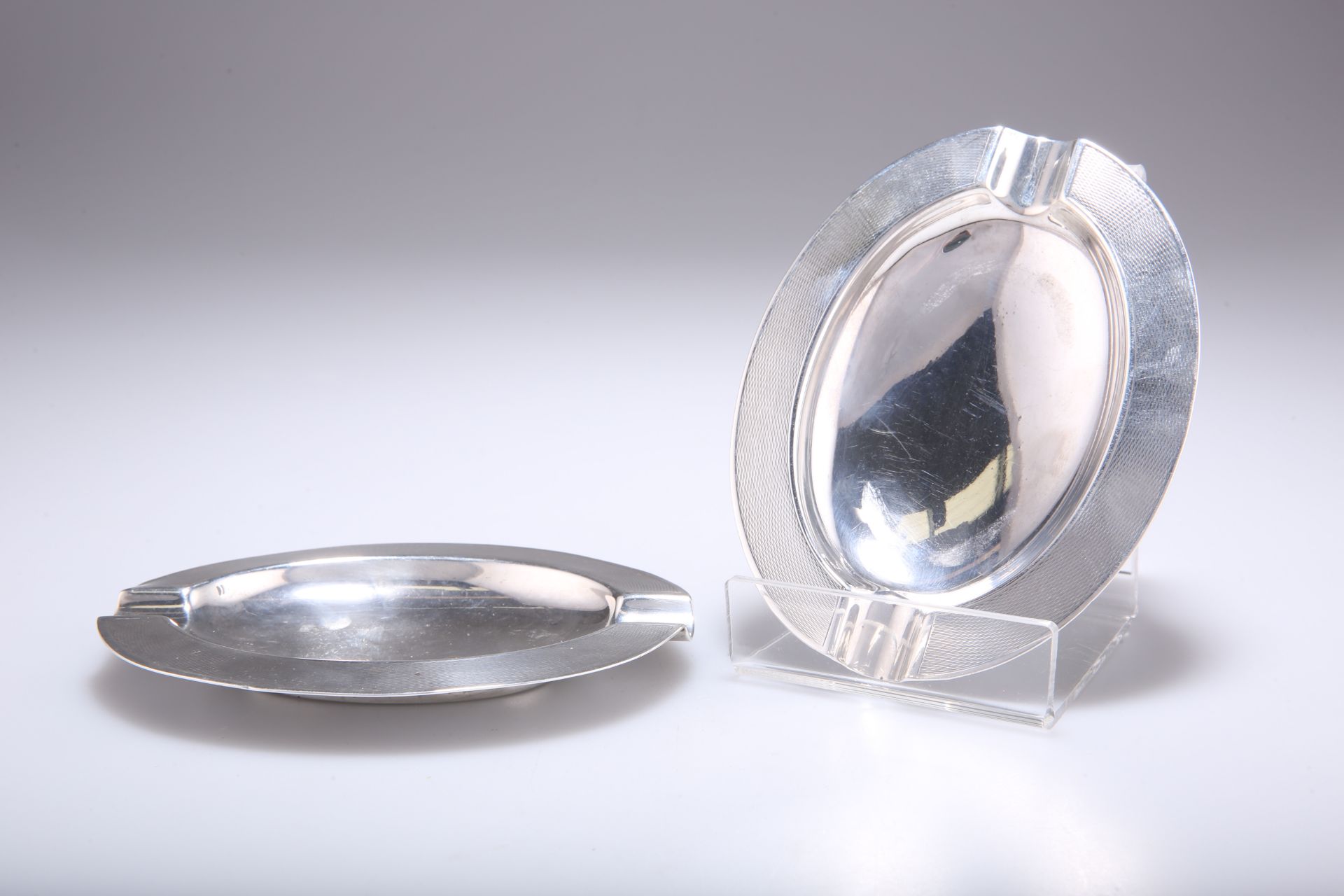 A PAIR OF GEORGE V SILVER ASHTRAYS