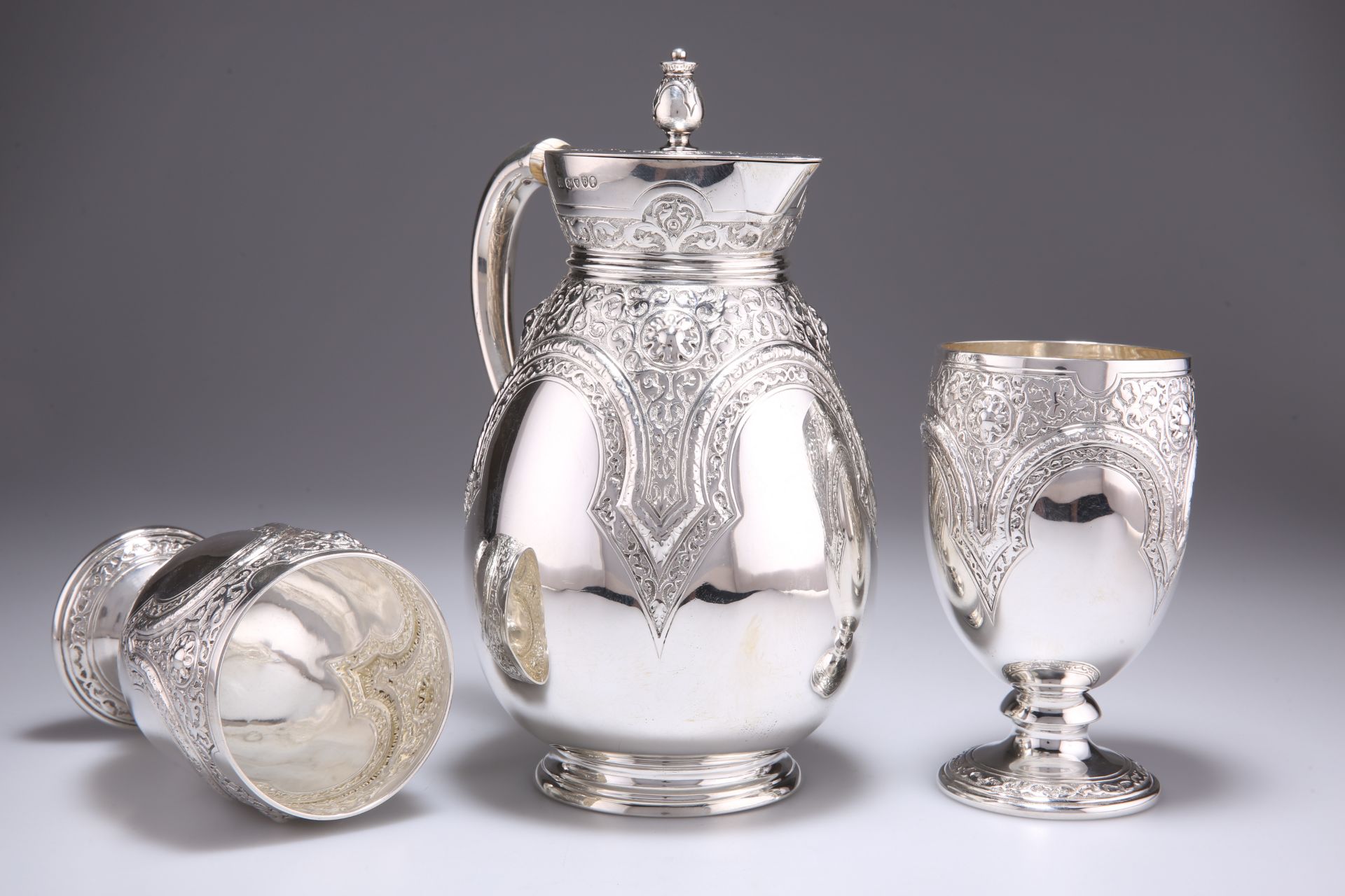 A VICTORIAN SILVER JUG AND PAIR OF GOBLETS - Image 2 of 4