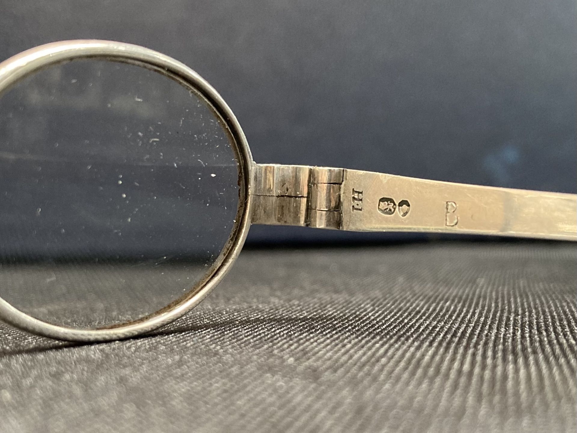 A PAIR OF GEORGIAN SILVER SPECTACLES - Bild 7 aus 8