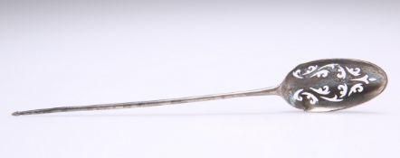 AN 18TH CENTURY SILVER MOTE SPOON