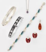 A GROUP OF JEWELLERY