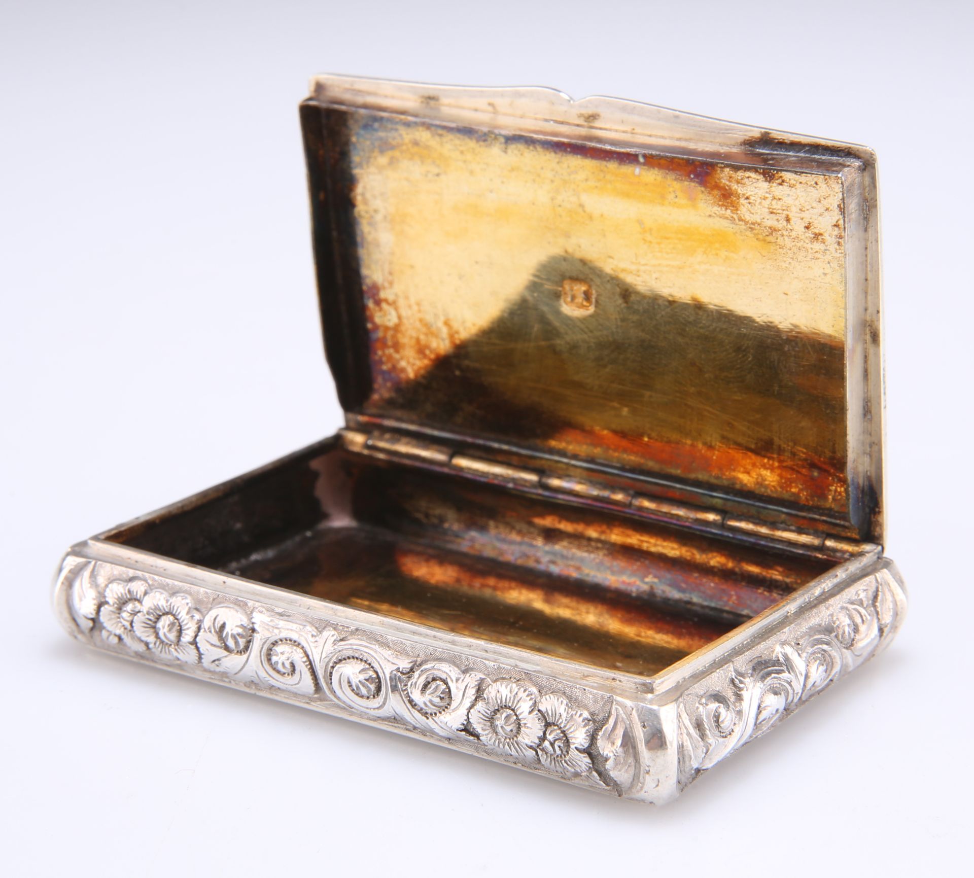 A 19TH CENTURY CHINESE SILVER SNUFF BOX - Image 2 of 3