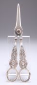 A PAIR OF GEORGE IV SILVER GRAPE SCISSORS