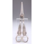 A PAIR OF GEORGE IV SILVER GRAPE SCISSORS