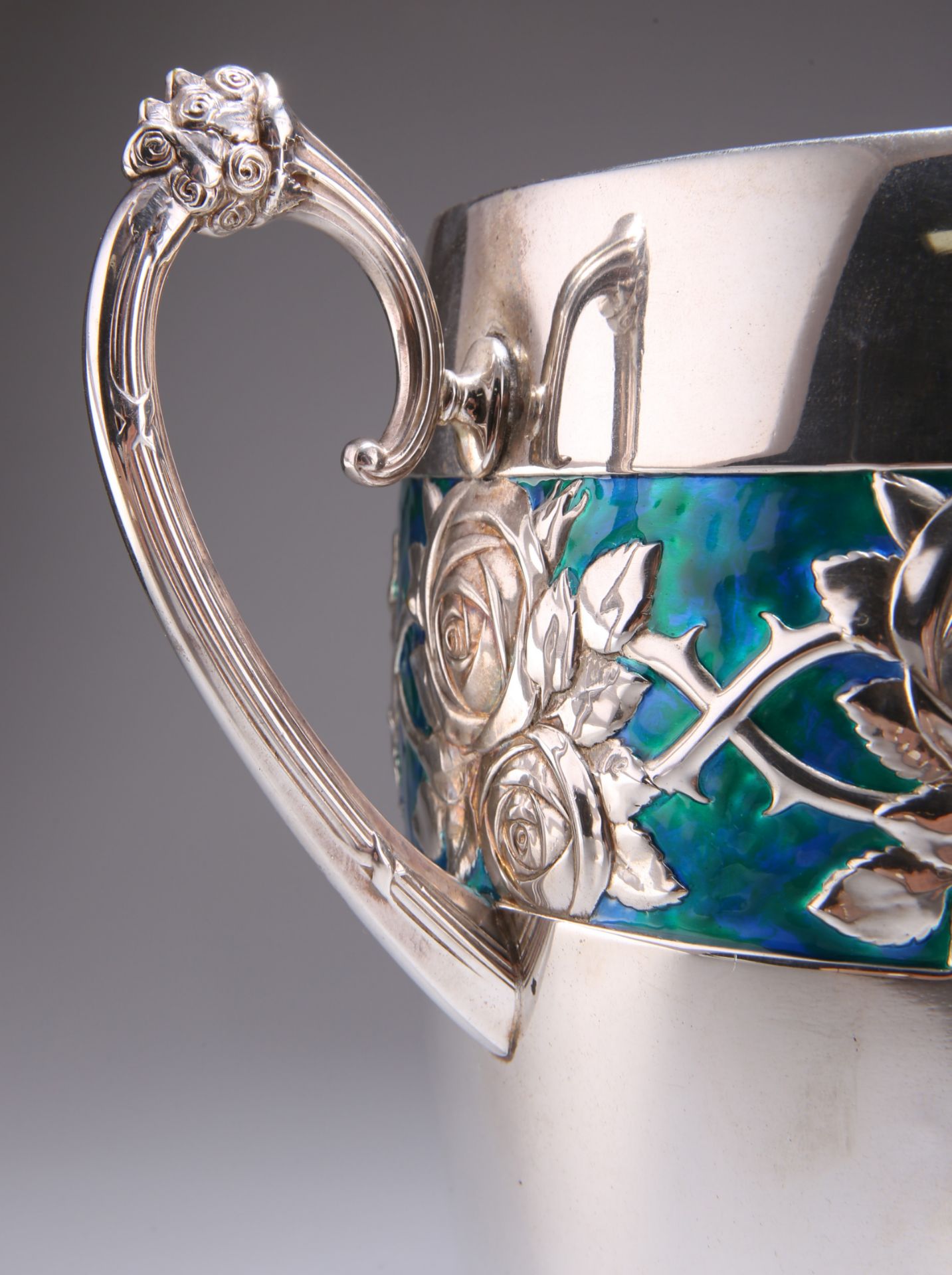 A LARGE GERMAN ART NOUVEAU SILVER-PLATED AND ENAMEL ICE BUCKET - Bild 2 aus 3