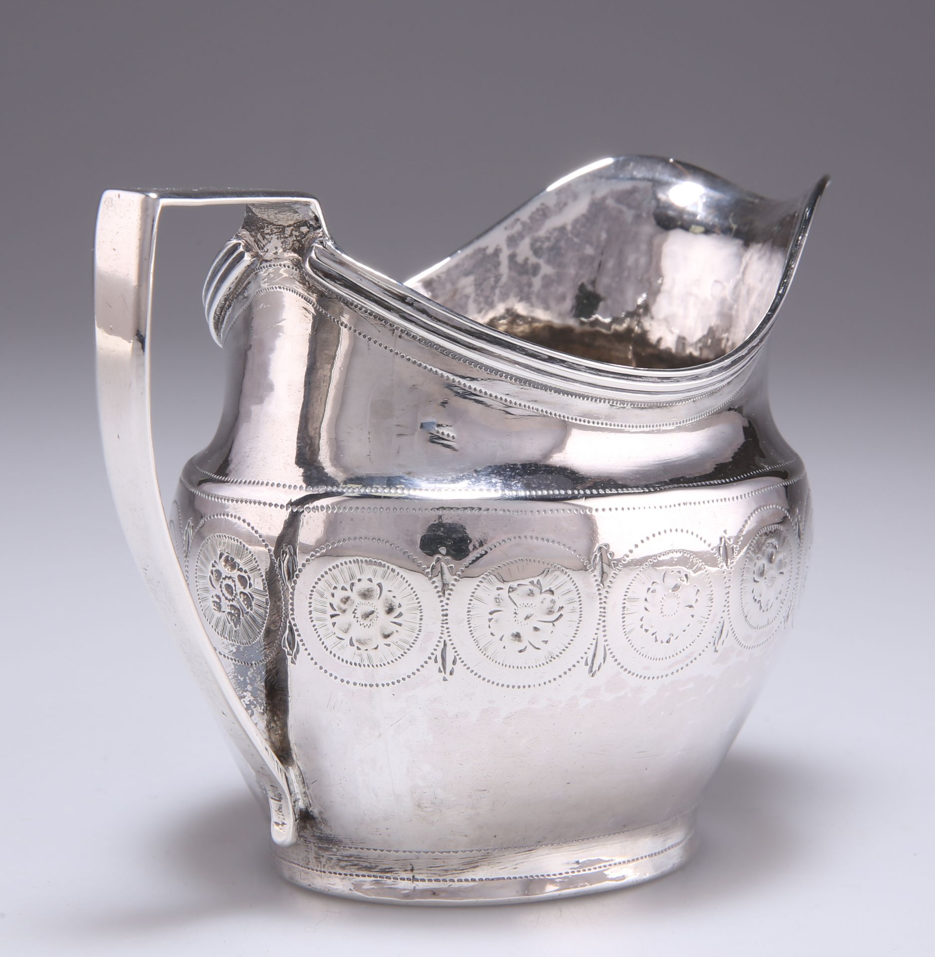 A GEORGE III SILVER CREAM JUG - Bild 2 aus 3