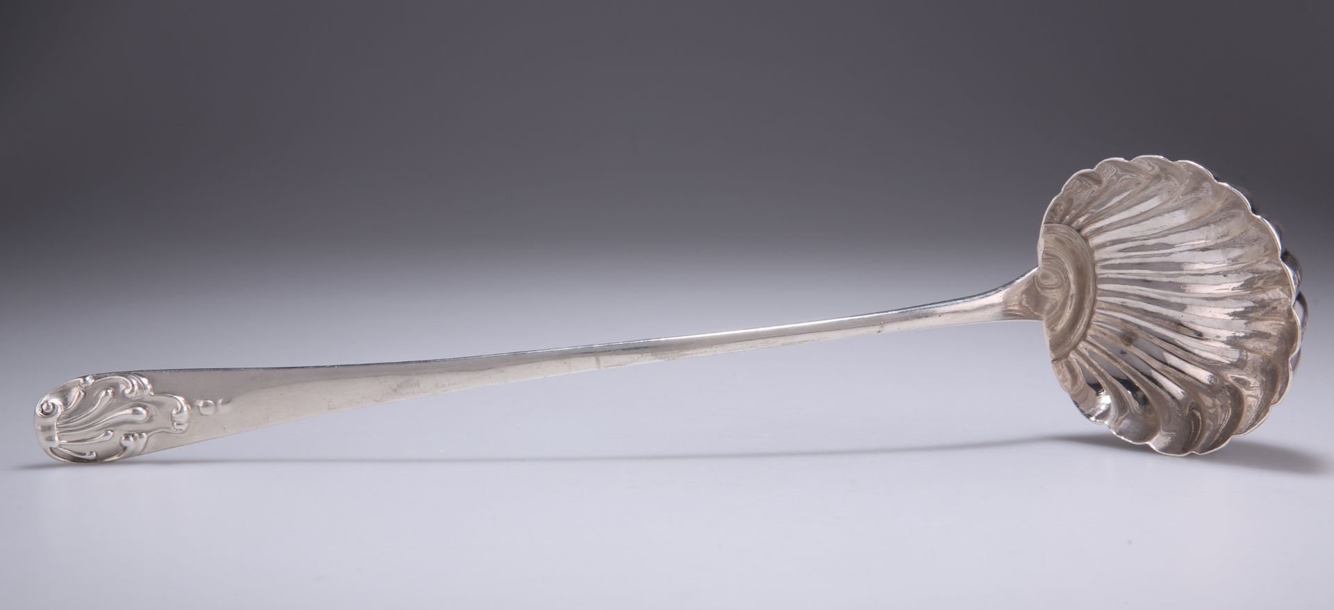 A GEORGE II ROCOCO SILVER SOUP LADLE - Bild 2 aus 3