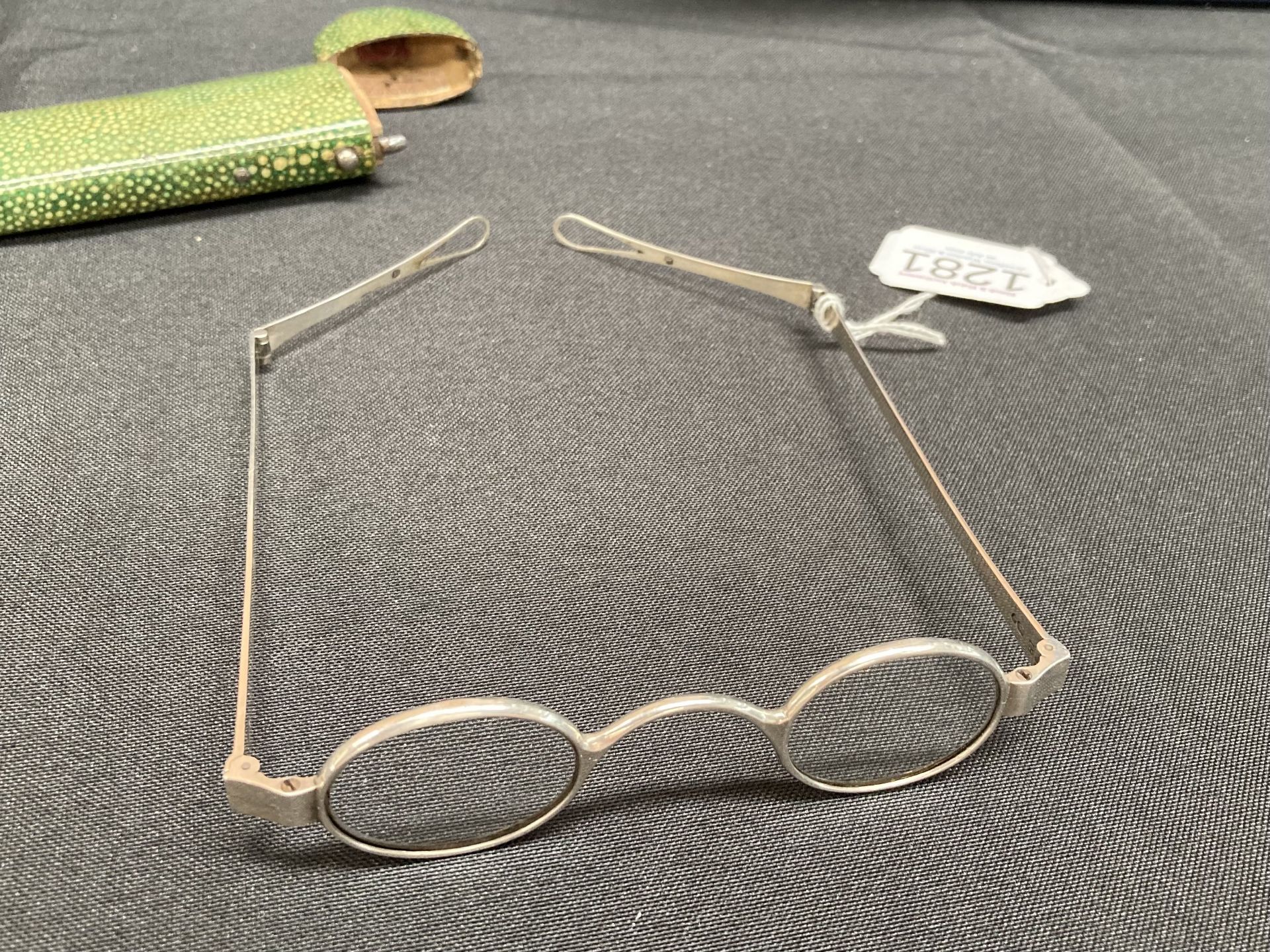 A PAIR OF GEORGIAN SILVER SPECTACLES - Bild 5 aus 8