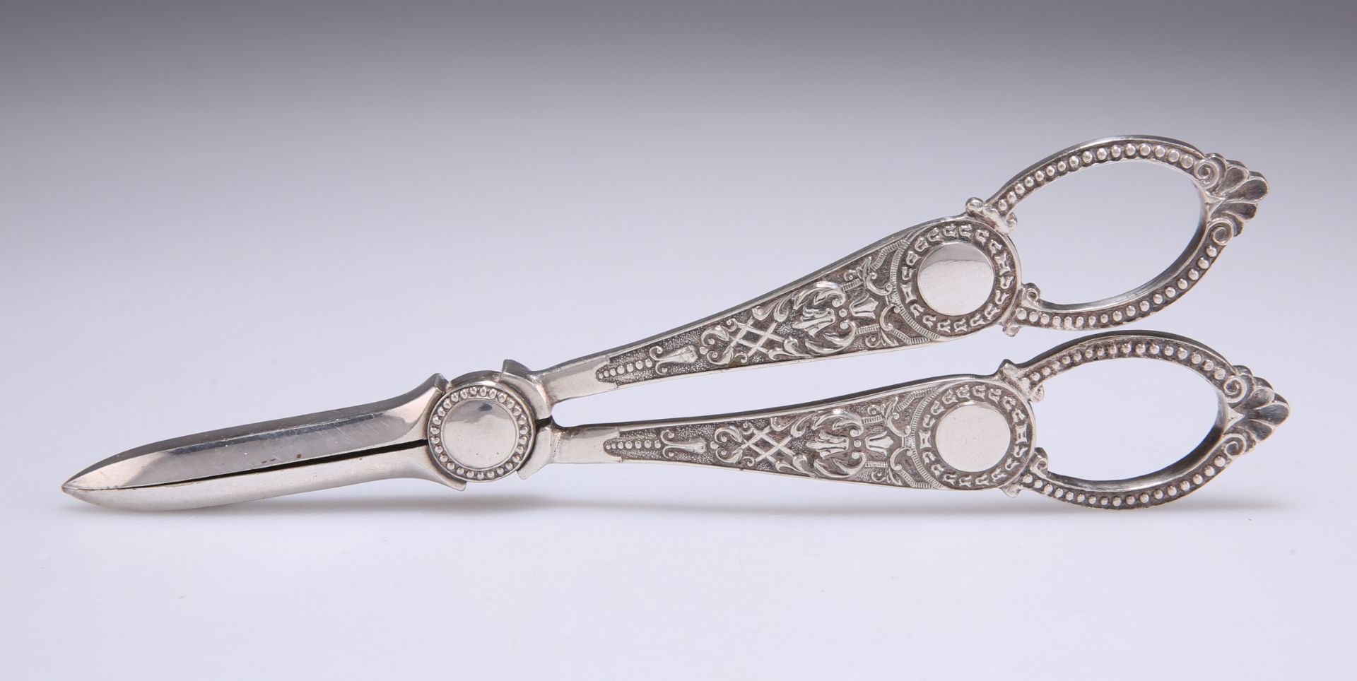 A PAIR OF VICTORIAN SILVER-PLATE GRAPE SCISSORS - Bild 2 aus 3