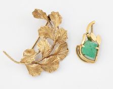 AN EMERALD PENDANT AND A 9CT GOLD LEAF SPRAY BROOCH