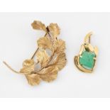 AN EMERALD PENDANT AND A 9CT GOLD LEAF SPRAY BROOCH