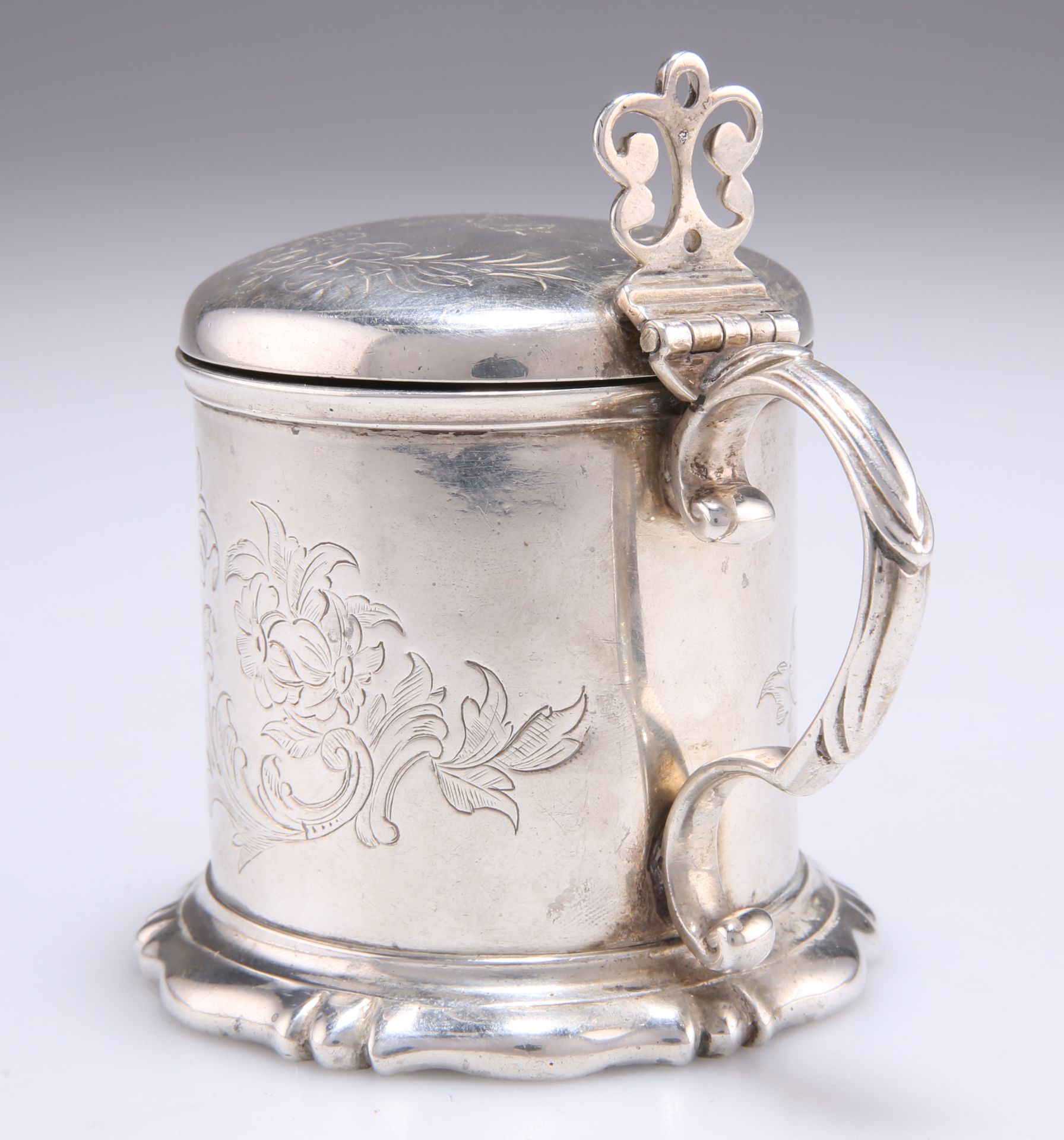 A VICTORIAN SILVER MUSTARD POT - Image 2 of 3