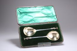 A PAIR OF EDWARDIAN SILVER APOSTLE SPOONS