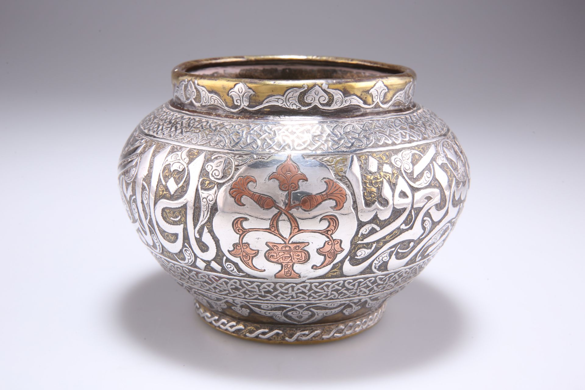 A MAMLUK ENGRAVED BRASS BOWL - Image 2 of 2